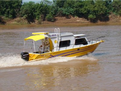 Barco para pesca em rios brasileiros